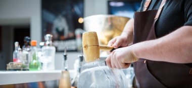 Barmen mannually ezilmiş buz tahta çekiç ve metal bıçak ile.