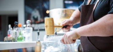 Barmen mannually ezilmiş buz tahta çekiç ve metal bıçak ile.