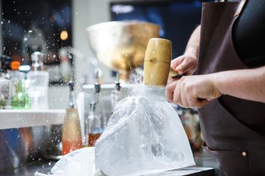 Barmen mannually ezilmiş buz tahta çekiç ve metal bıçak ile.