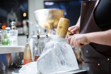 Barmen mannually ezilmiş buz tahta çekiç ve metal bıçak ile.