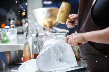 Barmen mannually ezilmiş buz tahta çekiç ve metal bıçak ile.