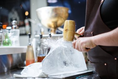 Barmen mannually ezilmiş buz tahta çekiç ve metal bıçak ile.