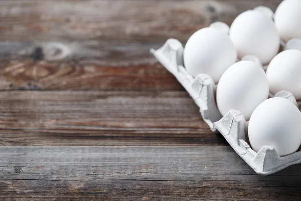 Oeufs de poulet blanc sur une vieille table en bois — Photo