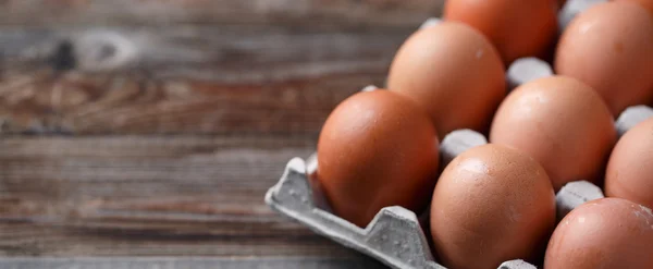 Oeufs bruns sur une table en bois rustique — Photo