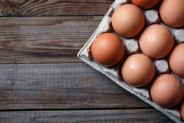 Hnědá vejce na venkovském dřevěném stole — Stock fotografie
