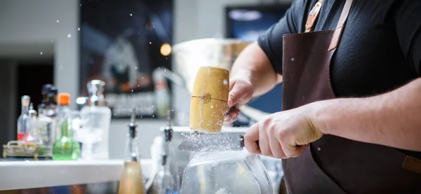 Barkeeper bricht Eis mit Holzhammer — Stockfoto