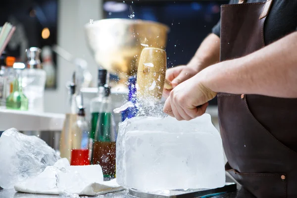 Barman mannually ledová tříšť s dřevěnými kladivo a kovový nůž. — Stock fotografie