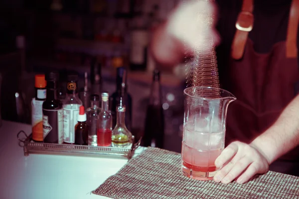 Bartender nixed cocktail in glass cup. — Stock Photo, Image
