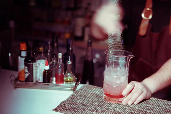 Barmen kokteyl cam bardakta söyledi. — Stok fotoğraf