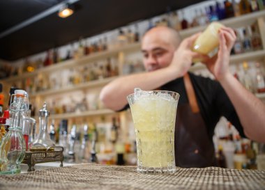 Barmen iş başında. Sallamak içinde kokteyl sallayarak.