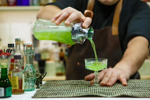 Barman, nalil skleničku růžové koktejlové — Stock fotografie