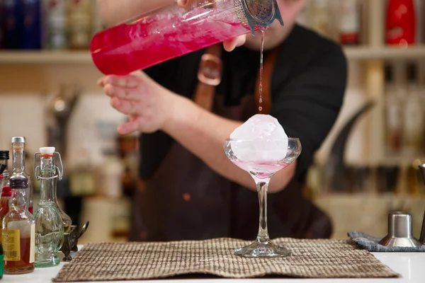 Barman leje na koktajl różowy — Zdjęcie stockowe