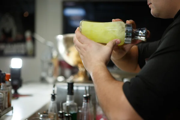 Barman w pracy przygotowywania koktajli. Drżenie shaker do koktajli. — Zdjęcie stockowe