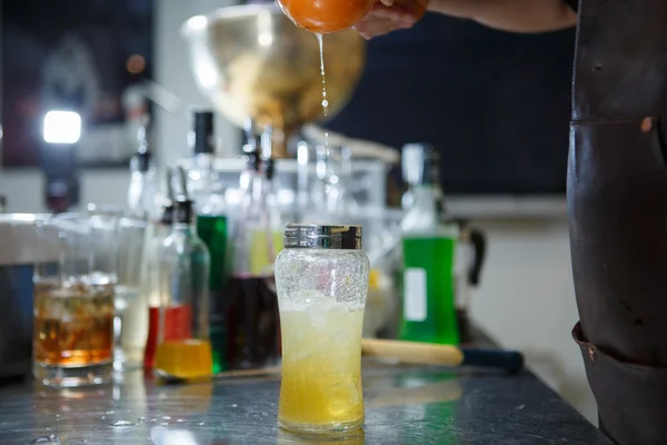 Barkeeper zerstampft Cocktail im Glas — Stockfoto