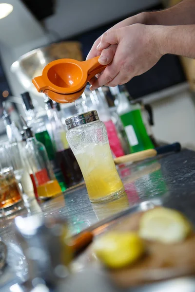 Barkeeper zerstampft Cocktail im Glas — Stockfoto