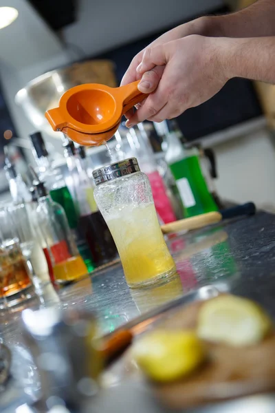 Barman je cezení koktejlů ve sklenici — Stock fotografie