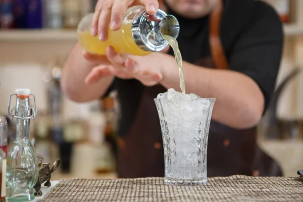 Barman, nalil do sklenice na baru koktejl — Stock fotografie