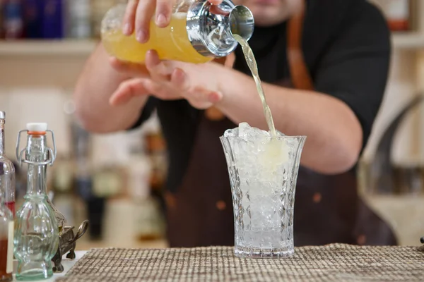 Csapos öntés koktél pohár a bárban — Stock Fotó