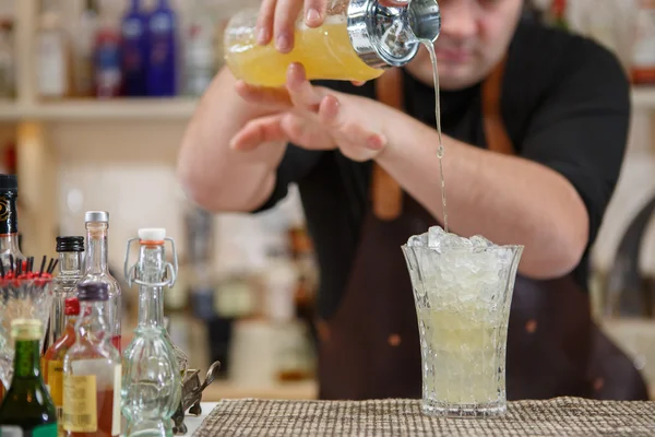 Barman, nalil do sklenice na baru koktejl — Stock fotografie