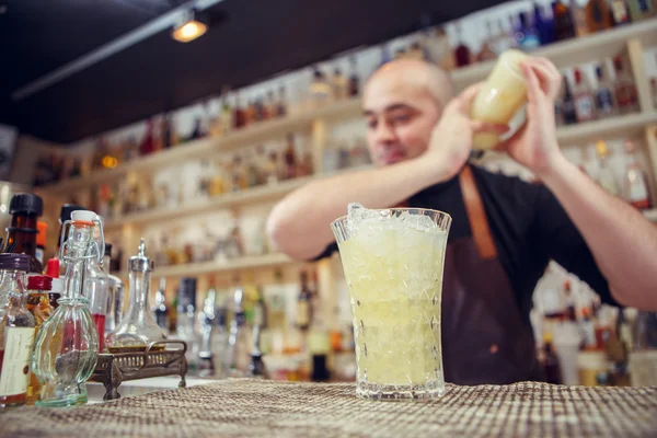 Barman en el trabajo. Batiendo cóctel en el batido . — Foto de Stock