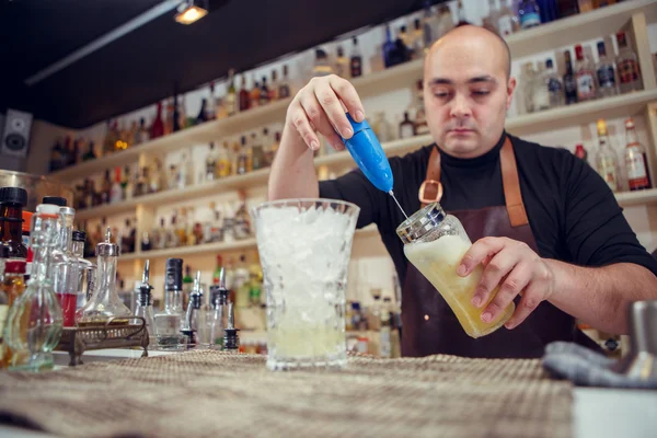 Barman pomocí ruční mixér připravit nápoj v baru nebo v hospodě — Stock fotografie