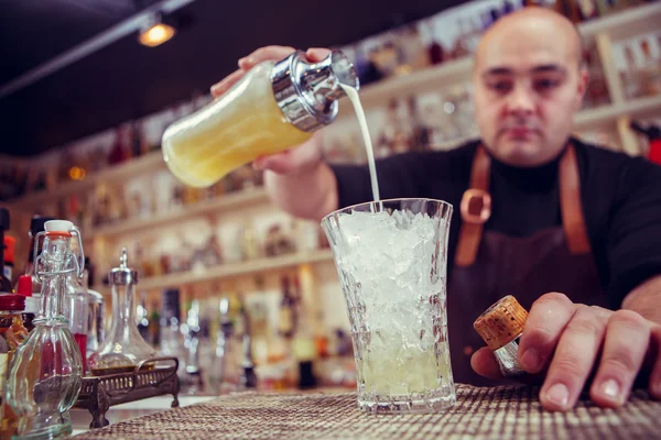 Barista versare cocktail nel bicchiere al bar — Foto Stock