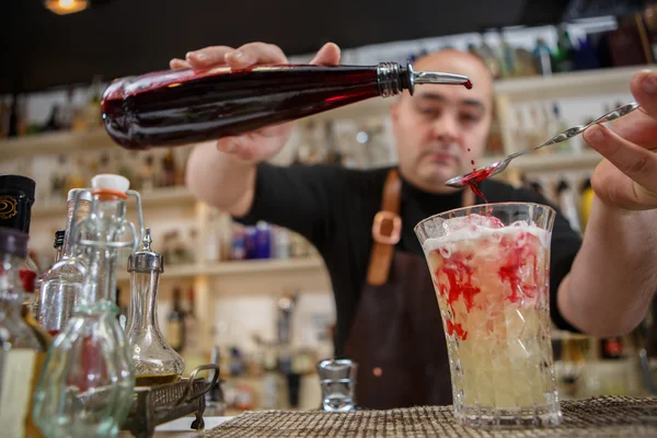 Barman, nalil do sklenice na baru koktejl — Stock fotografie