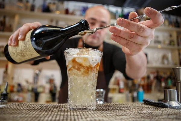 Barman, nalil do sklenice na baru koktejl — Stock fotografie