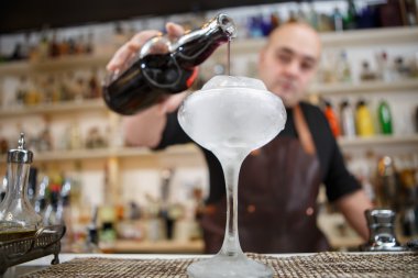 Barmen dev buz, geniş açı resim ile cam şarap dökme.
