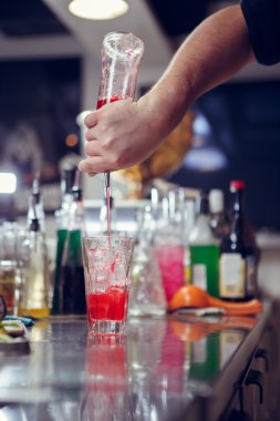 Barmen coocks bir barda kokteyl sayaç