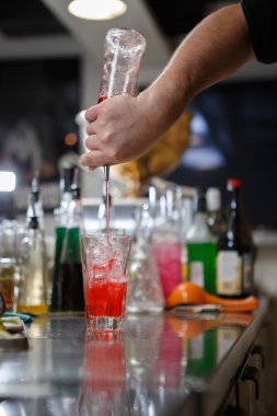 Barmen coocks bir barda kokteyl sayaç
