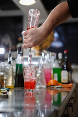 Barmen coocks bir barda kokteyl sayaç