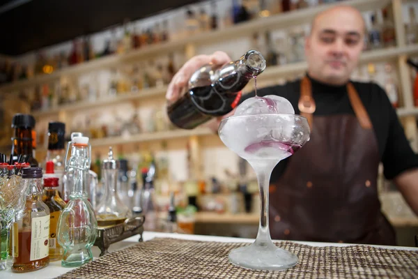 Barman nalewa wino w szyby z lodu gigant, szeroki kąt obrazu. — Zdjęcie stockowe