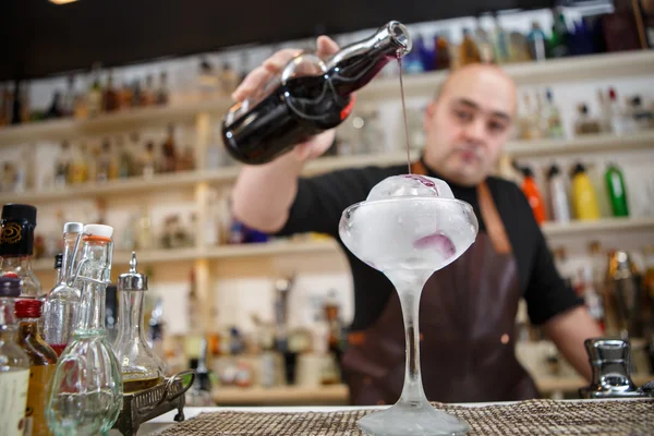 Barman nalévá víno ve sklenici s obří LED, širokoúhlého obrazu. — Stock fotografie