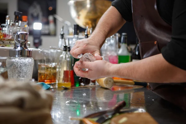 Barman nalije alkoholický nápoj do malých sklenic s plameny — Stock fotografie