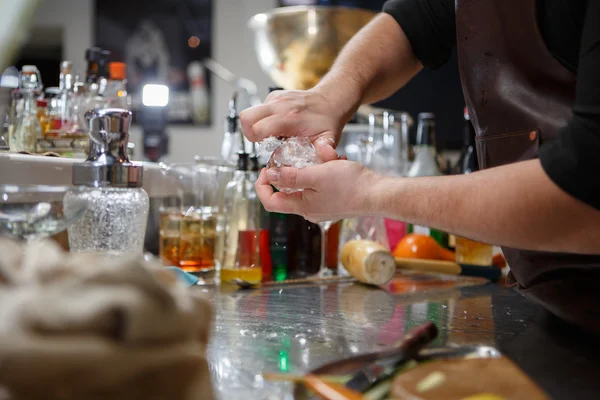 Cantinero vierte bebida alcohólica en vasos pequeños con llamas —  Fotos de Stock