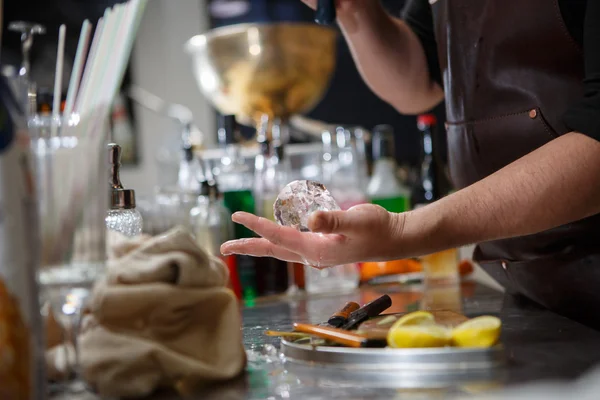 Barman nalije alkoholický nápoj do malých sklenic s plameny — Stock fotografie