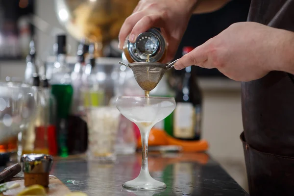 Cocktail di cocchi di barista dietro un bancone di bar — Foto Stock