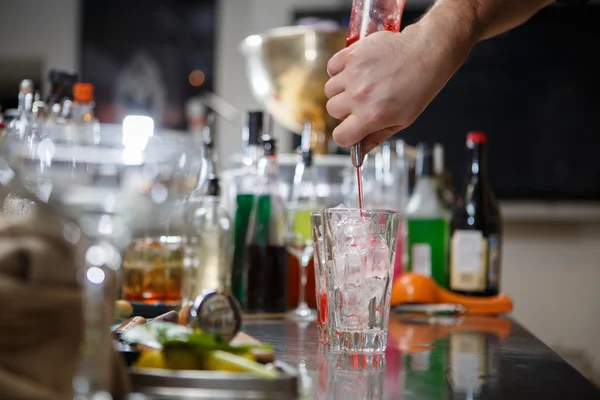 Бармен готує коктейль за барною стійкою — стокове фото