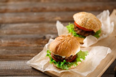 Ev yapımı hamburger ve patates kızartması ahşap tablo