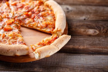 Lezzetli İtalyan pizza yeme tek parça ile