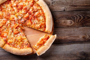 Lezzetli İtalyan pizza yeme tek parça ile