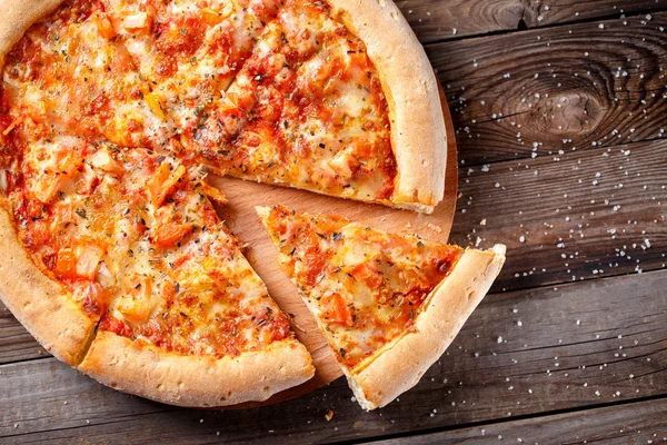 Deliciosa pizza italiana. — Fotografia de Stock