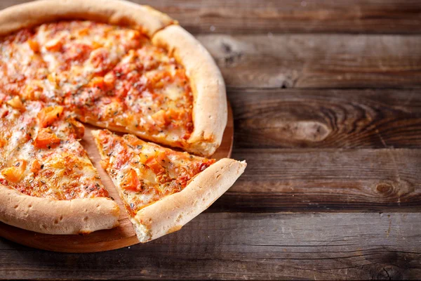Läcker italiensk pizza. — Stockfoto