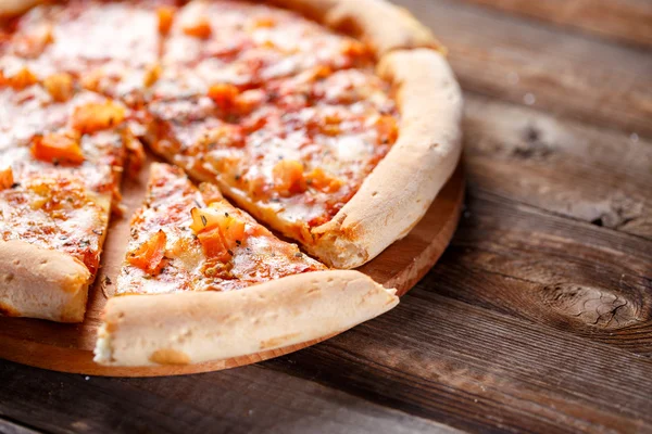 Läcker italiensk pizza. — Stockfoto