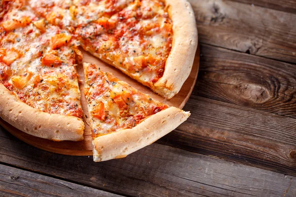 Läcker italiensk pizza. — Stockfoto