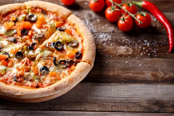 Vegeterian pizza with mushrooms and olives — Stock Photo, Image