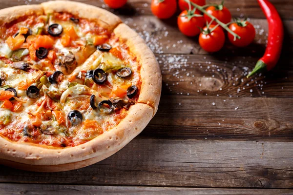 Vegeterian pizza with mushrooms and olives — Stock Photo, Image