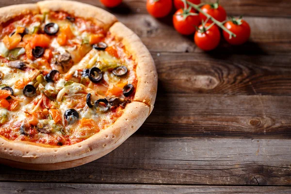 Vegeterian pizza with mushrooms and olives — Stock Photo, Image