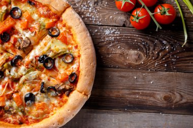 Vejeteryan pizza mantar ve zeytin